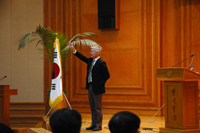 Anaheim University Graduate School of Education Dean Dr. David Nunan asks audience for a show of hands